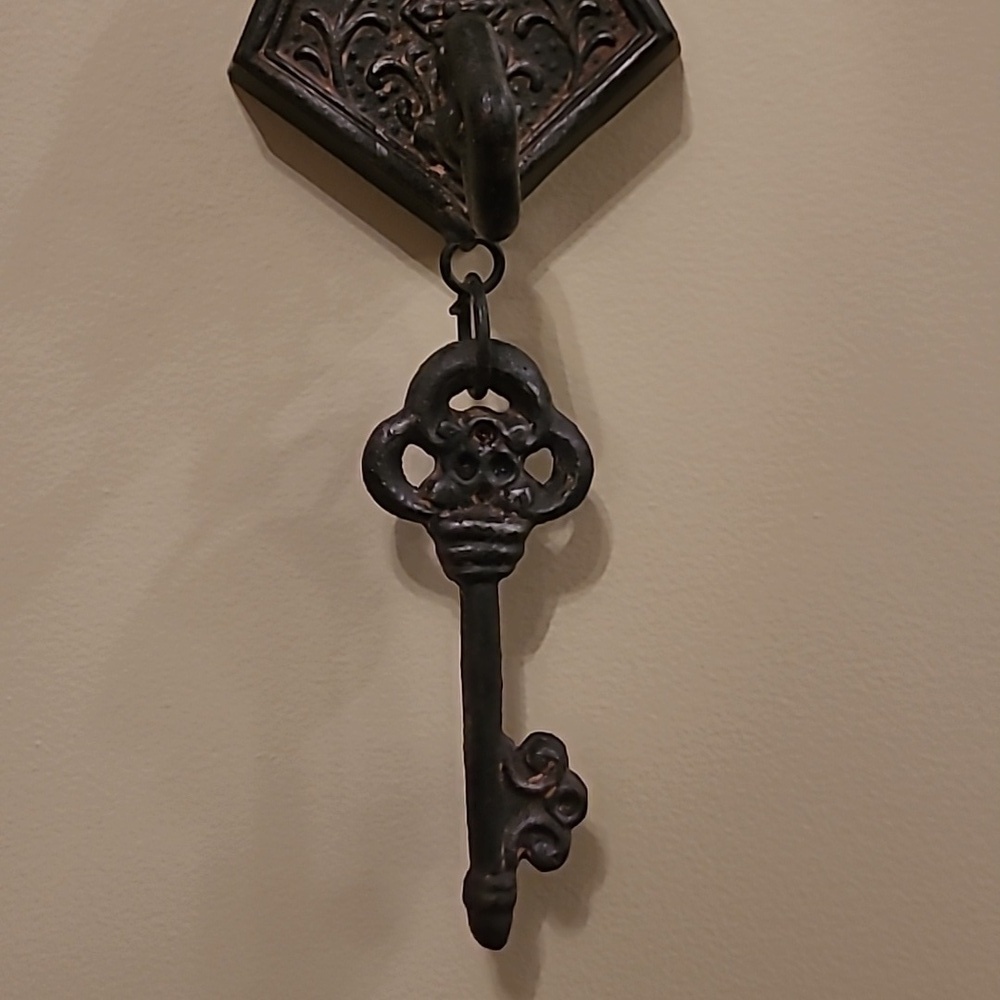 DECORATIVE Antique Style Heavy Cast Iron Hook with Hanging Key - Picture 4 of 15